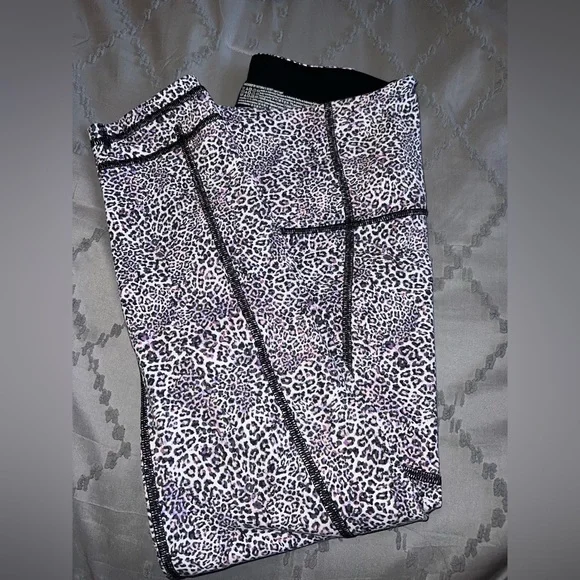 Victoria’s Secrets workout leggings - Picture 2 of 4